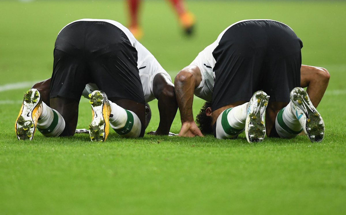 Sadio Mane and Mo Salah praying