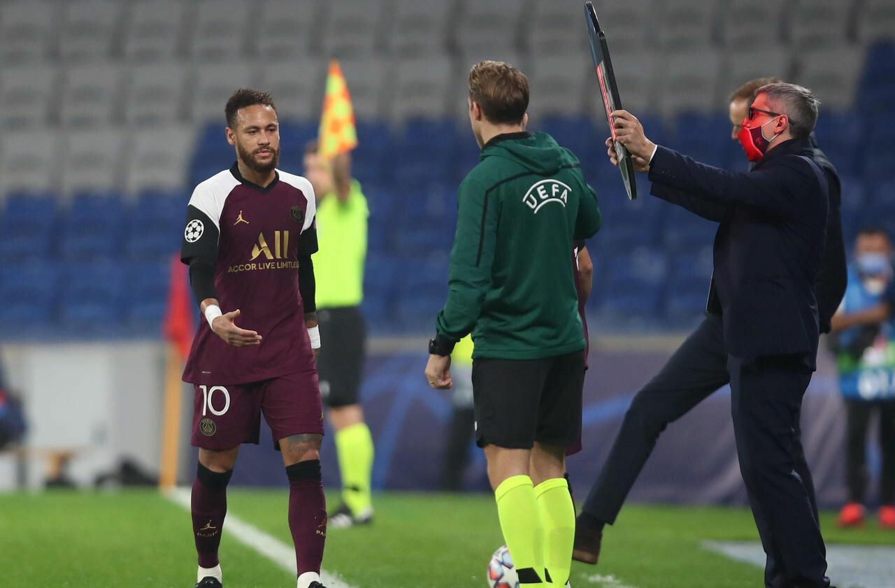 Neymar sort blessé aux adducteurs