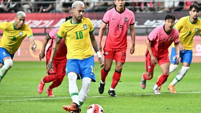 Neymar à quatre buts du record de Pelé