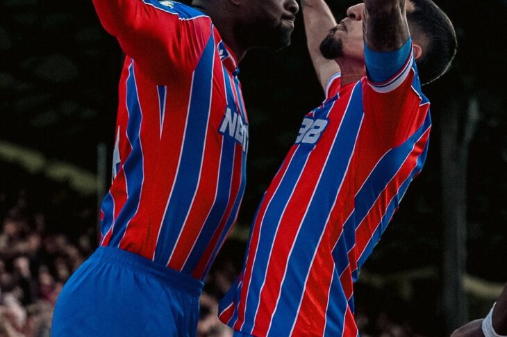 Joueurs de football célébrant un but.