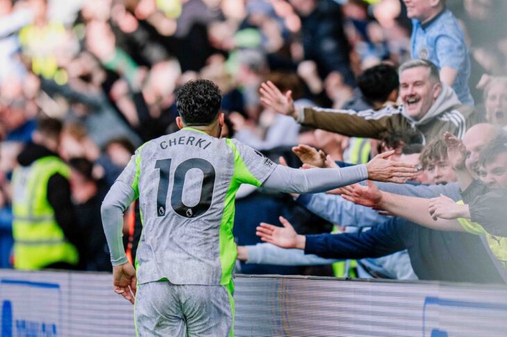 Joueur célèbre célébrant avec fans